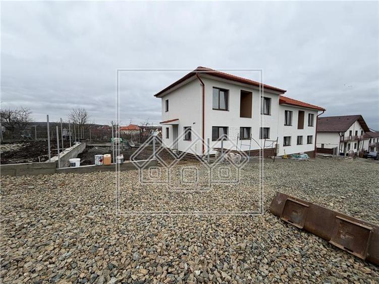 Duplex cu 4 camere cu Canalizare în Șura Mică