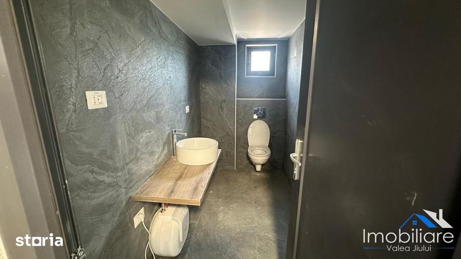 Spațiu comercial, de 550 mp, în Petros