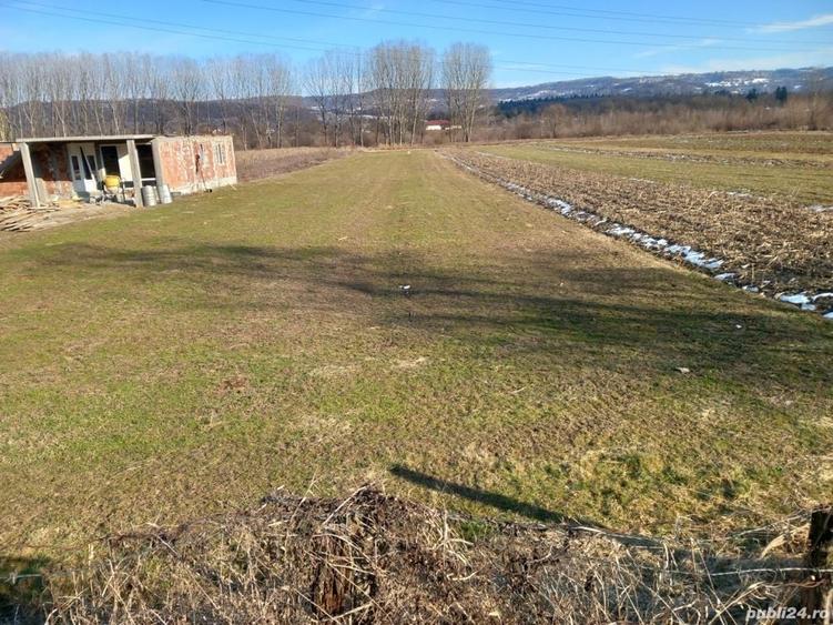Teren de 2500 mp, în Mihăești
