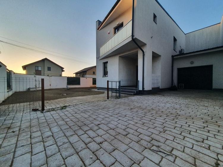 Casă cu 4 camere cu Teren 400 Mp în Dumbrăvița