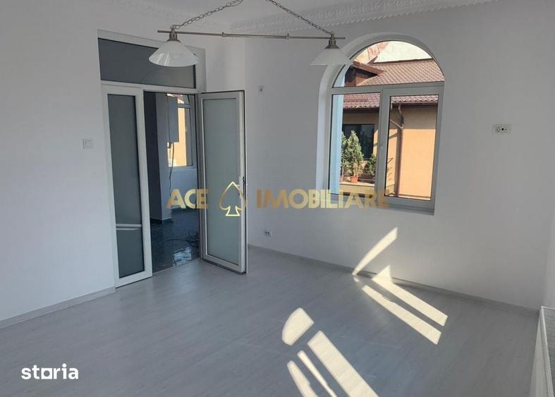Casă cu 9 camere cu Teren 355 Mp în Ștefan cel Mare