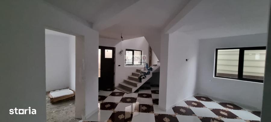 Casă cu 5 camere cu Teren 504 Mp în Tătărăști