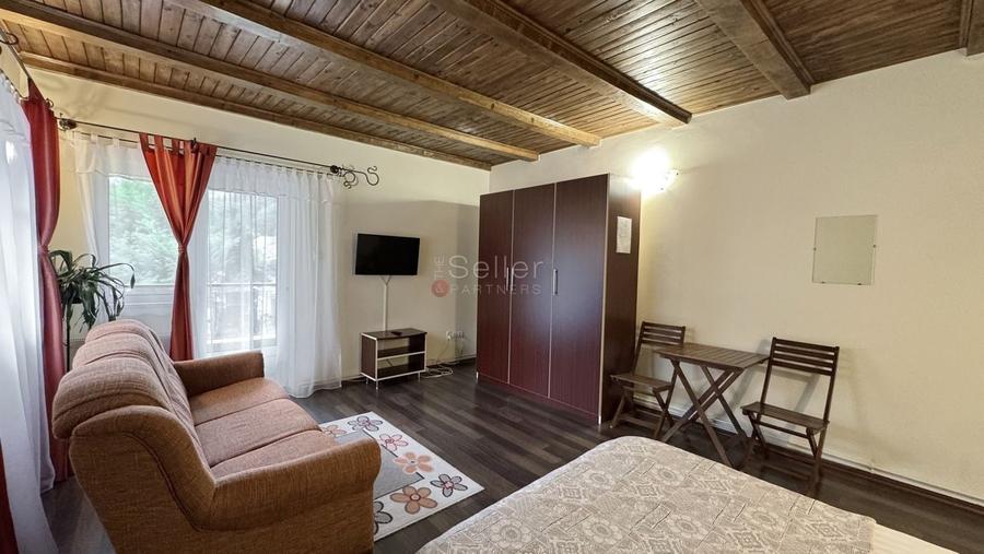 Casă individuală cu 10 camere cu Canalizare în Dâmbul Morii