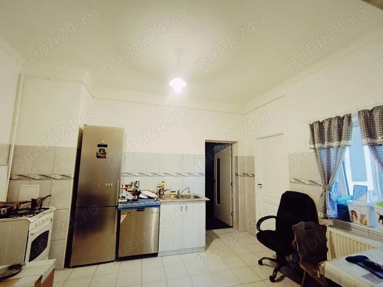 Apartament cu 3 camere semidecomandat în Traian