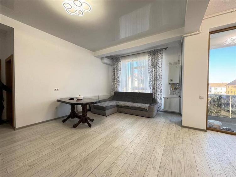 Apartament cu 2 camere semidecomandat, mobilat în Șelimbăr