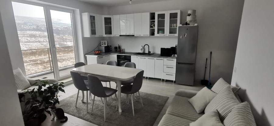 Apartament cu 3 camere semidecomandat, mobilat în Exterior Nord