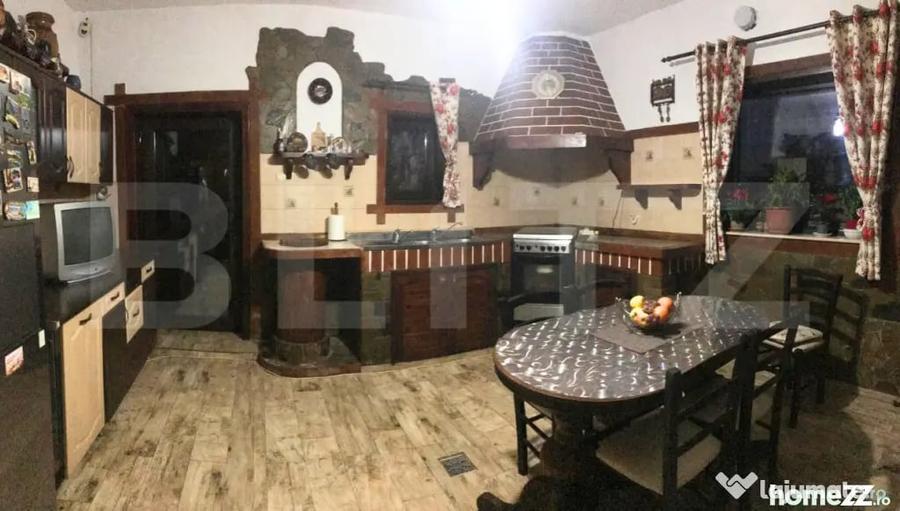 Casă cu 5 camere cu Teren 3000 Mp în Central