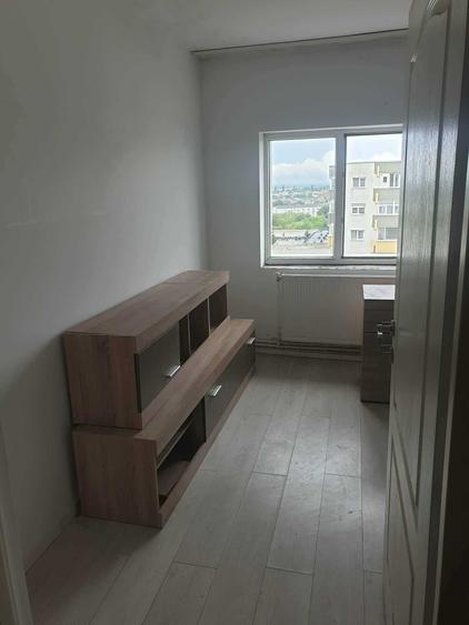 Apartament cu 4 camere decomandat în Micro 16