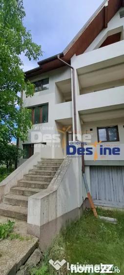 Casă cu 11 camere cu Teren 500 Mp în Valea Lupului