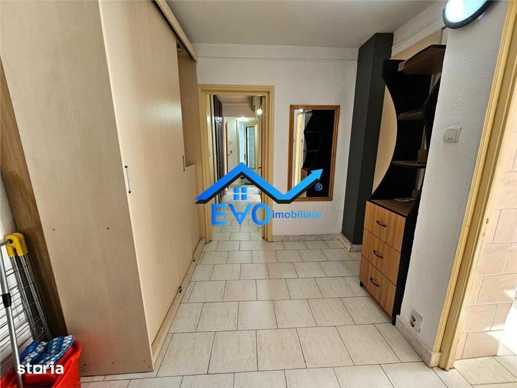 Apartament cu 3 camere decomandat în Nicolina