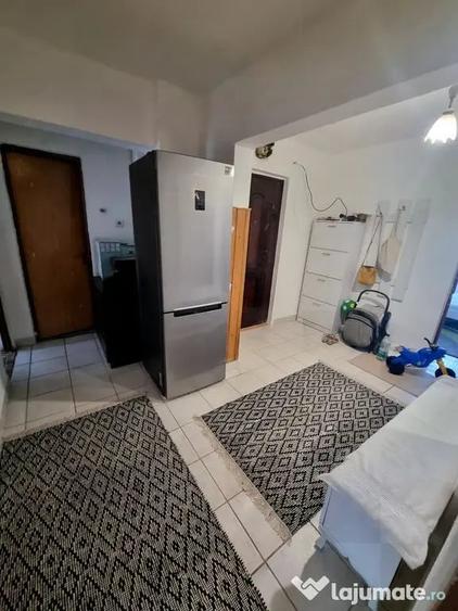 Apartament cu 4 camere decomandat în Est