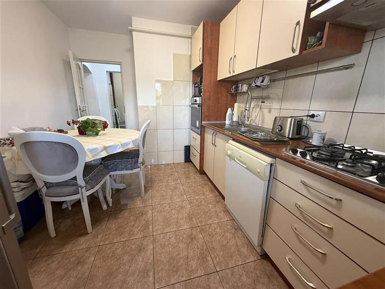 Apartament cu 4 camere decomandat, mobilat în Alexandru cel Bun