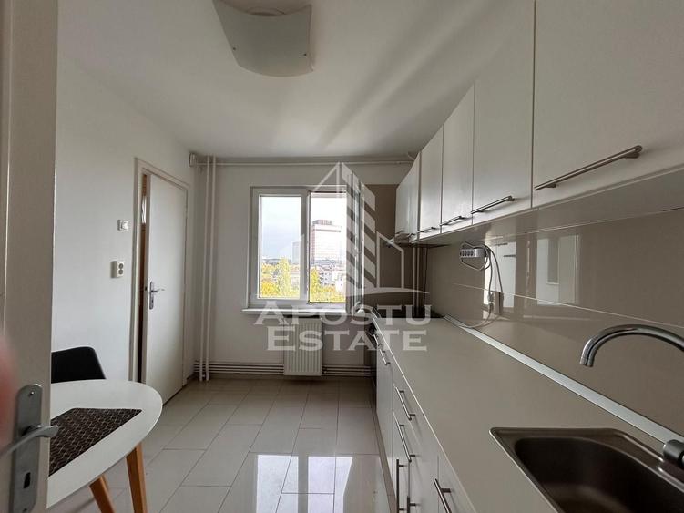 Apartament cu 3 camere semidecomandat, mobilat în Central