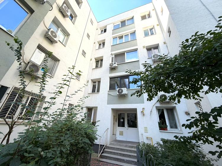 Apartament cu 4 camere decomandat în Titan
