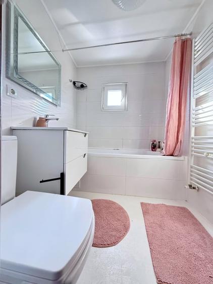 Apartament cu 3 camere semidecomandat, mobilat în Central