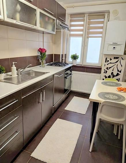 Apartament cu 3 camere semidecomandat, mobilat în Gara