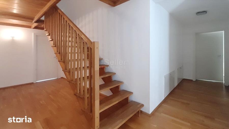 Casă cu 8 camere cu Teren 522 Mp în Schei