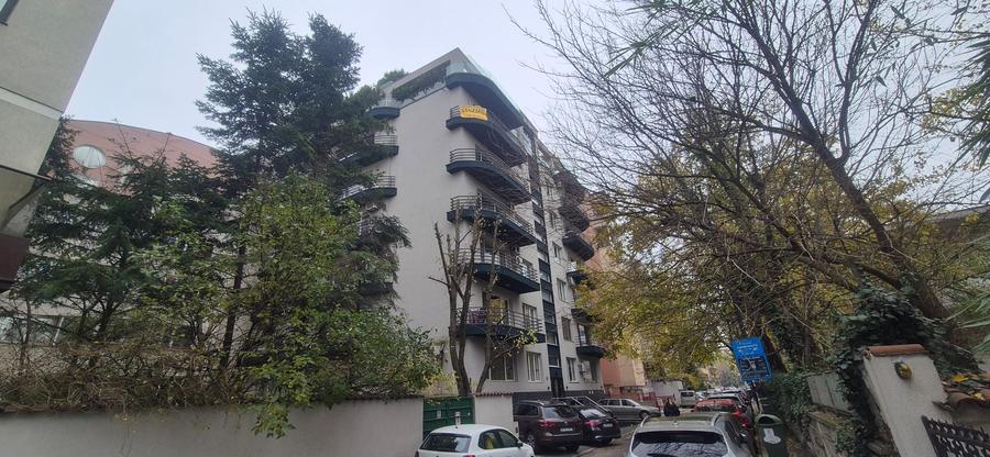 Apartament cu 4 camere semidecomandat în Primăverii