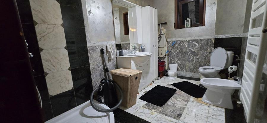 Casă individuală cu 4 camere cu Canalizare în Central