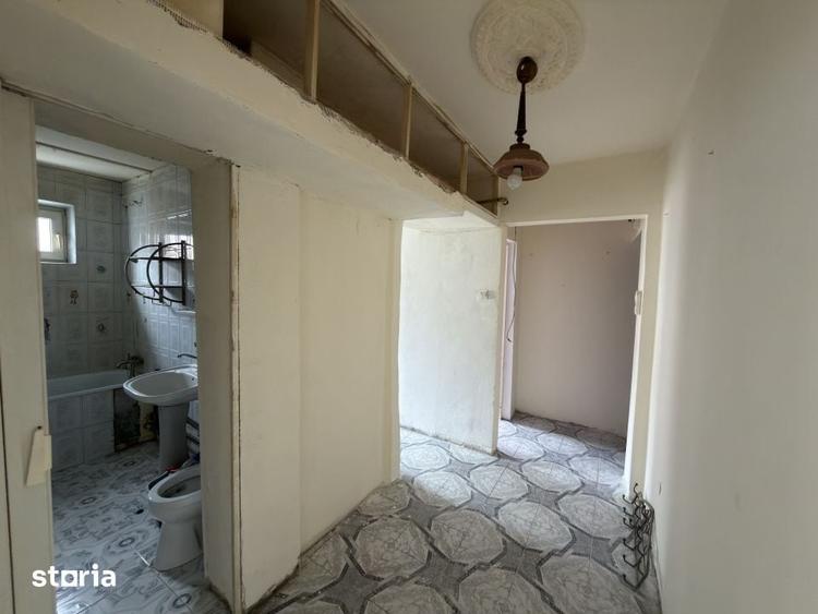 Apartament cu 3 camere semidecomandat în Traian