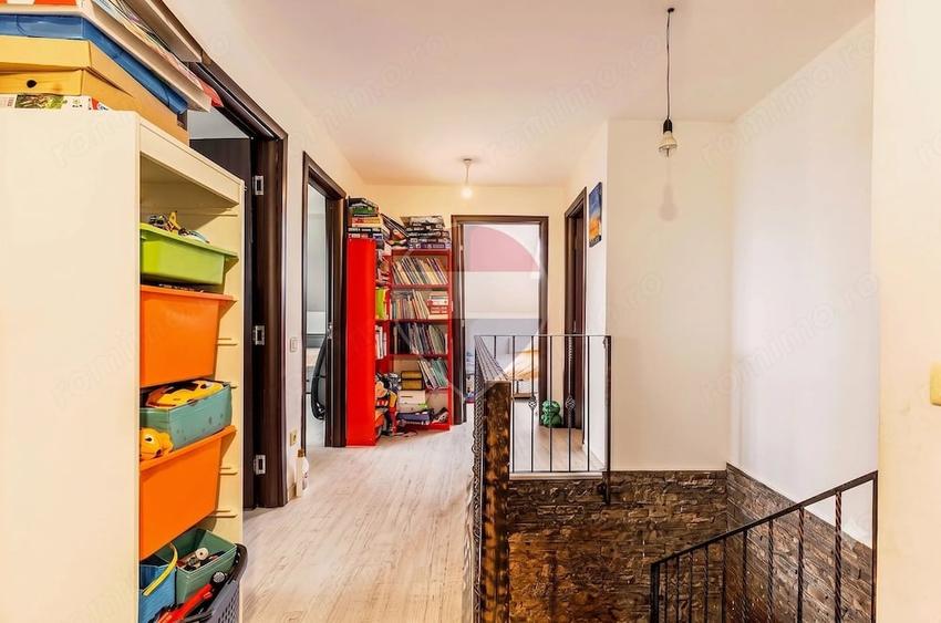 Apartament cu 5 camere decomandat în Breazu