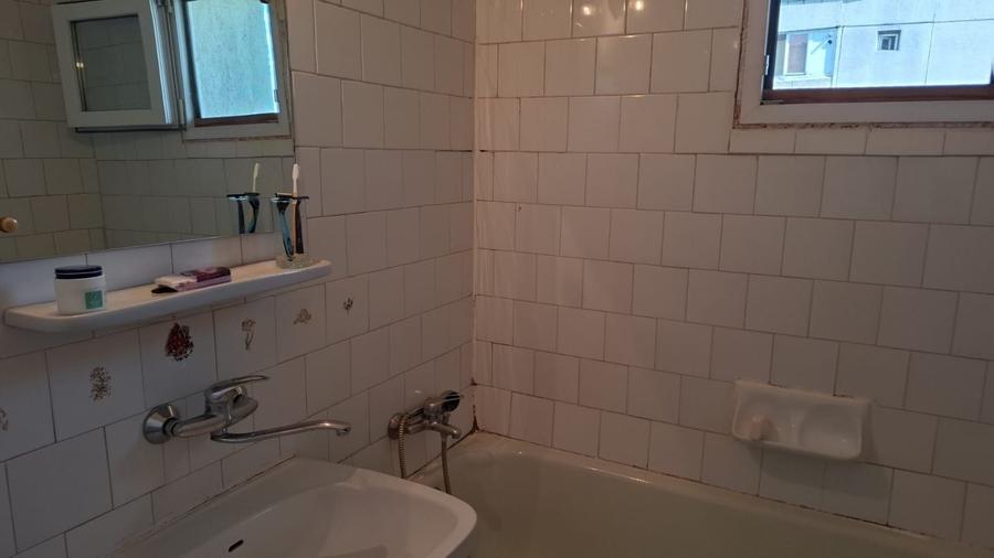 Apartament cu 3 camere semidecomandat în Colentina