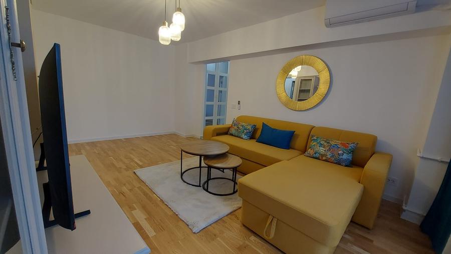 Apartament cu 3 camere semidecomandat, mobilat în Berceni