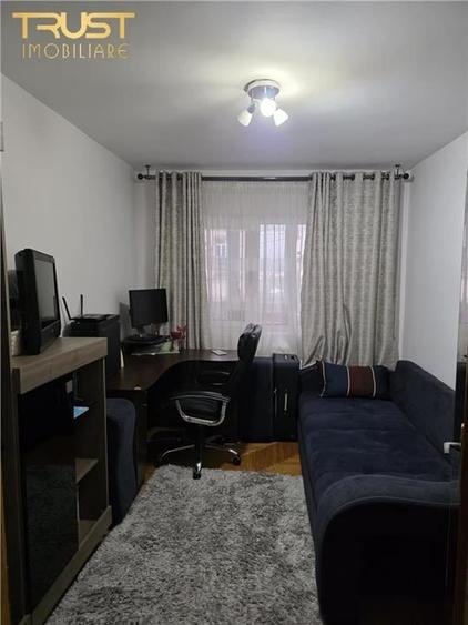 Apartament cu 4 camere decomandat în Central