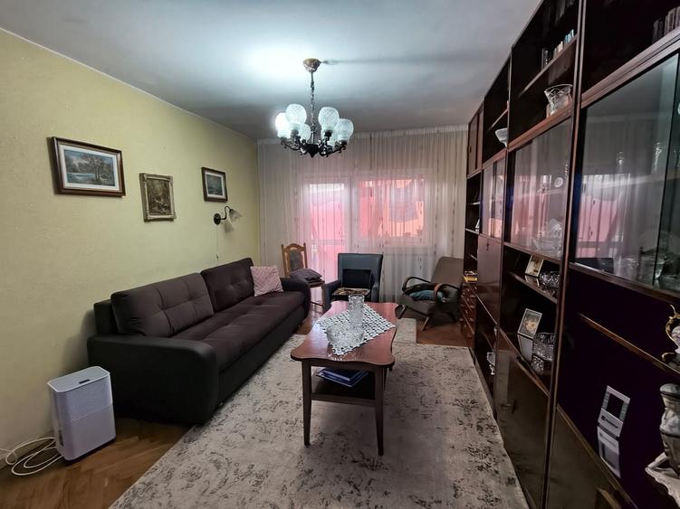 Apartament cu 3 camere decomandat în Delfinariu
