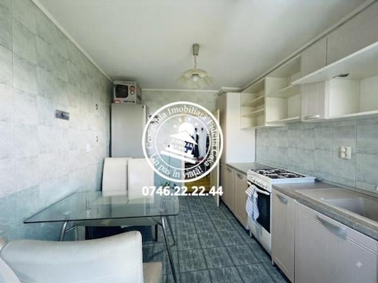 Apartament cu 3 camere decomandat, mobilat în Nicolina