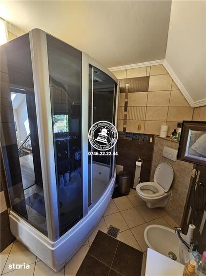 Casă cu 5 camere cu Teren 696 Mp în Aroneanu