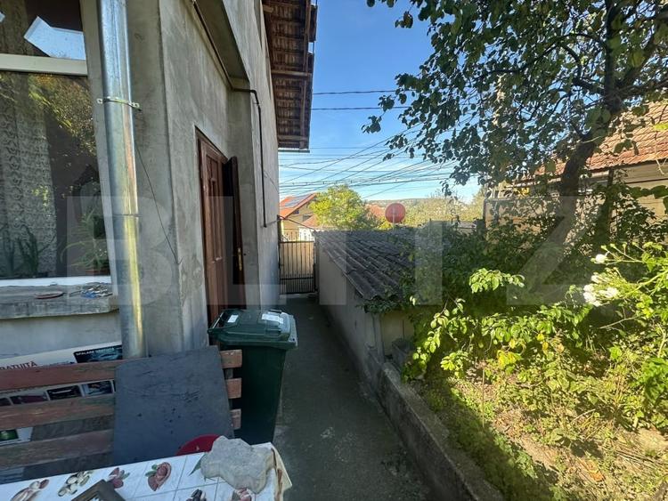 Casă individuală cu 9 camere cu Canalizare în Central