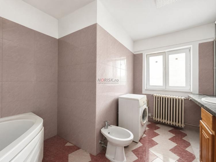 Apartament cu 3 camere semidecomandat în Gorjului