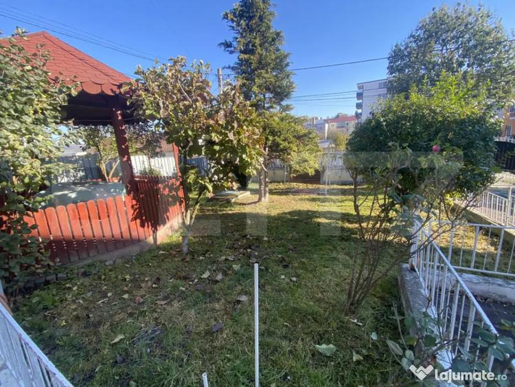 Casă cu 7 camere cu Teren 595 Mp în Central