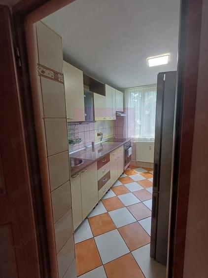 Apartament cu 3 camere decomandat, mobilat în Berceni