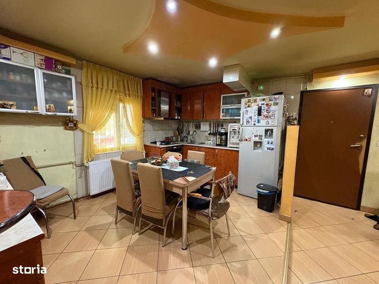 Apartament cu 3 camere semidecomandat în Vitan