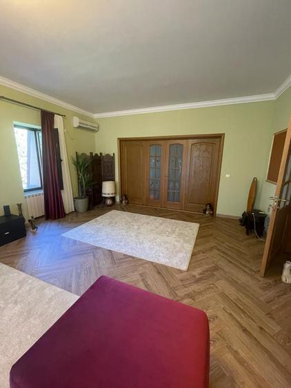 Casă individuală cu 9 camere cu Canalizare în Cotroceni