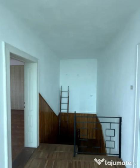 Casă cu 3 camere cu Teren 2200 Mp în Central