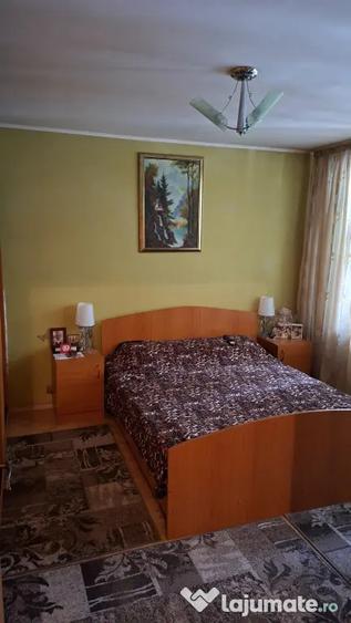 Apartament cu 4 camere decomandat în 1 Decembrie