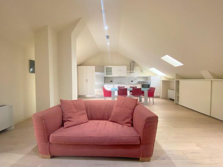 Apartament cu 2 camere semidecomandat, mobilat în Central