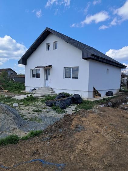 Casă cu 4 camere în Lumina
