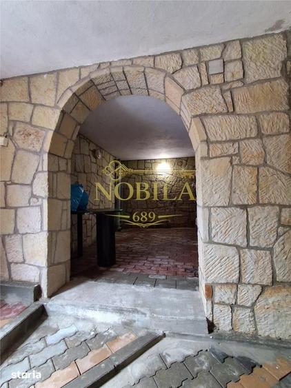 Casă cu 5 camere cu Teren 3645 Mp în Central