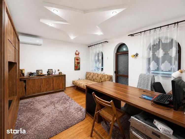 Casă cu 7 camere cu Teren 255 Mp în Central