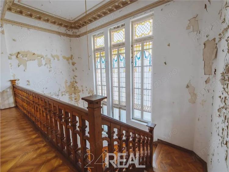 Casă cu 16 camere în Romană