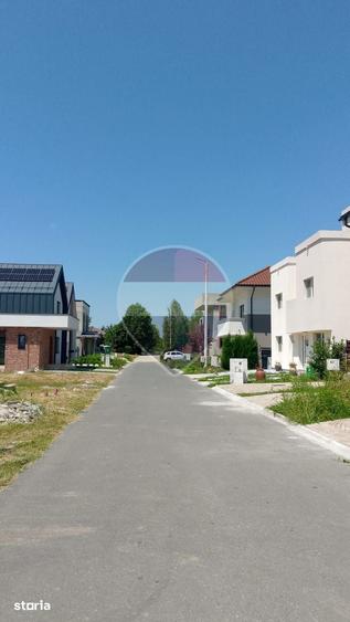 Casă cu 8 camere cu Teren 476 Mp în Corbeanca