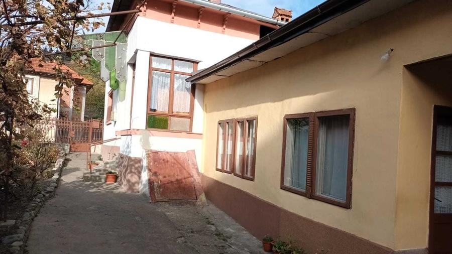 Casă cu 4 camere în Central