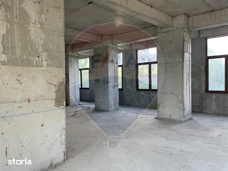 Spațiu comercial, de 675 mp, în Decebal