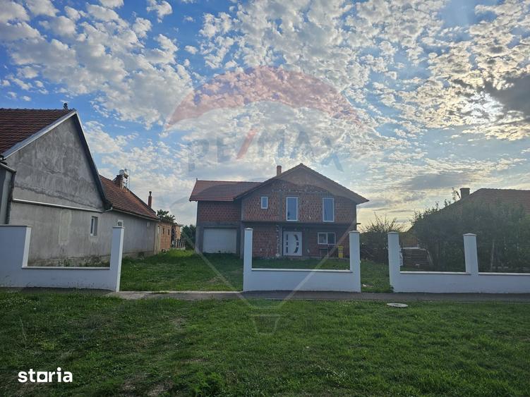 Casă cu 7 camere cu Teren 1439 Mp în Darova