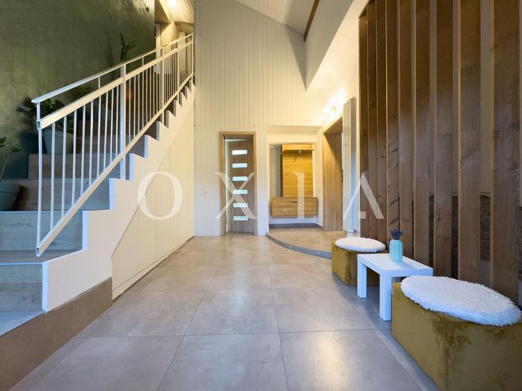 Casă individuală cu 7 camere cu Canalizare în Rogerius