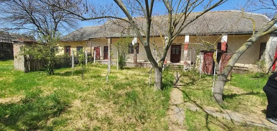 Casă cu 4 camere în Sânpetru Mare